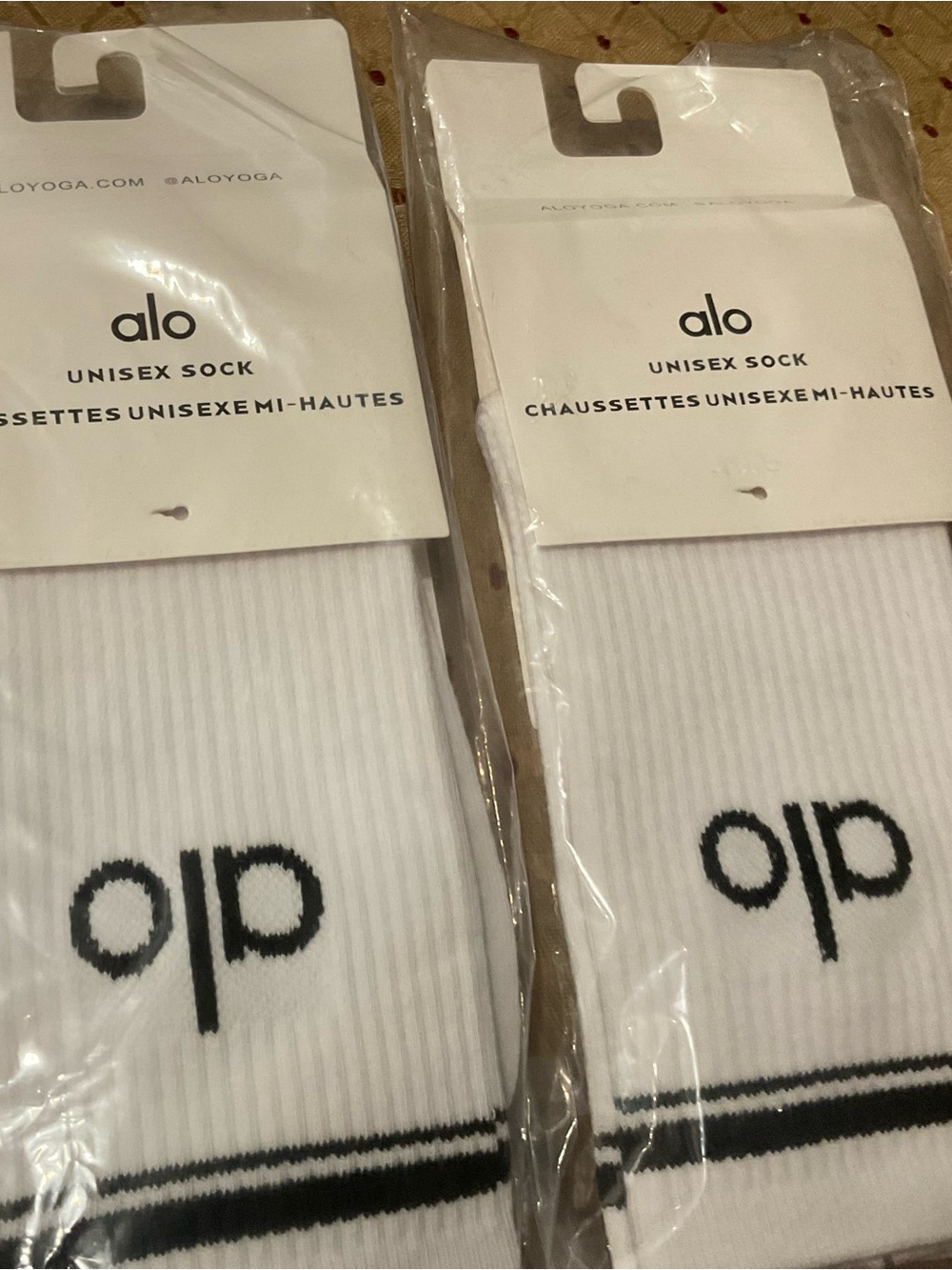 ALO Yoga Unisex White Crew Socks Sz Small New 2 Pairs